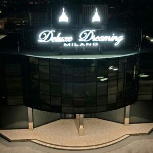 Showroom con insegna illuminata, Deluxe Dreaming Milano